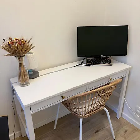 Stylish 1 Bedroom Office At Amazing Location *