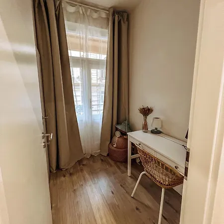 Stylish 1 Bedroom Office At Amazing Location Apartament